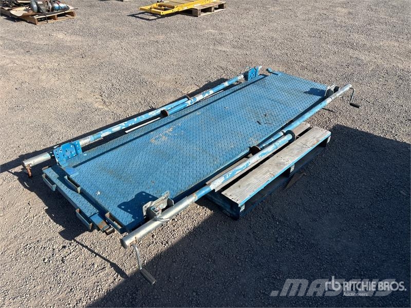Quantity of (2) 2.4 m x 650 mm Platforms Inne akcesoria