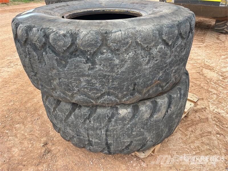 Quantity of (2) 20.5R25 Tires Tekerlekler