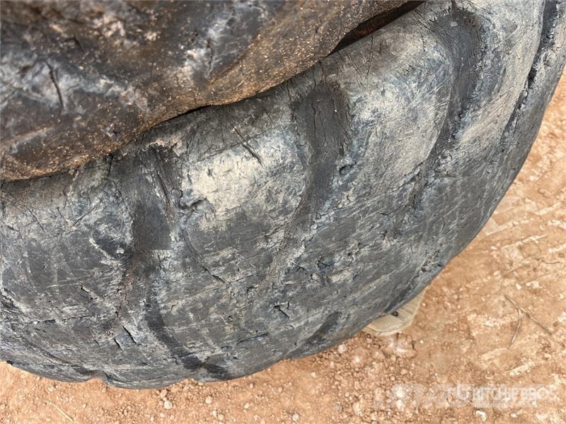 Quantity of (2) 20.5R25 Tires Tekerlekler