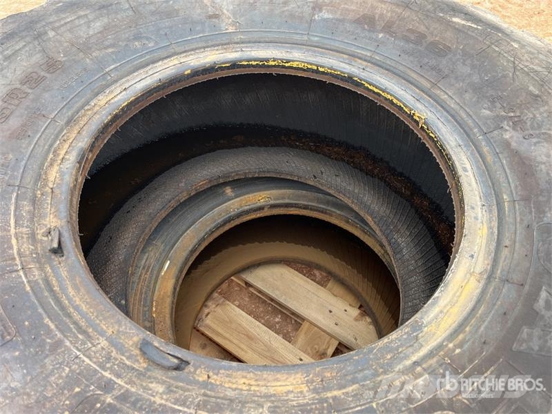 Quantity of (2) 20.5R25 Tires Tekerlekler