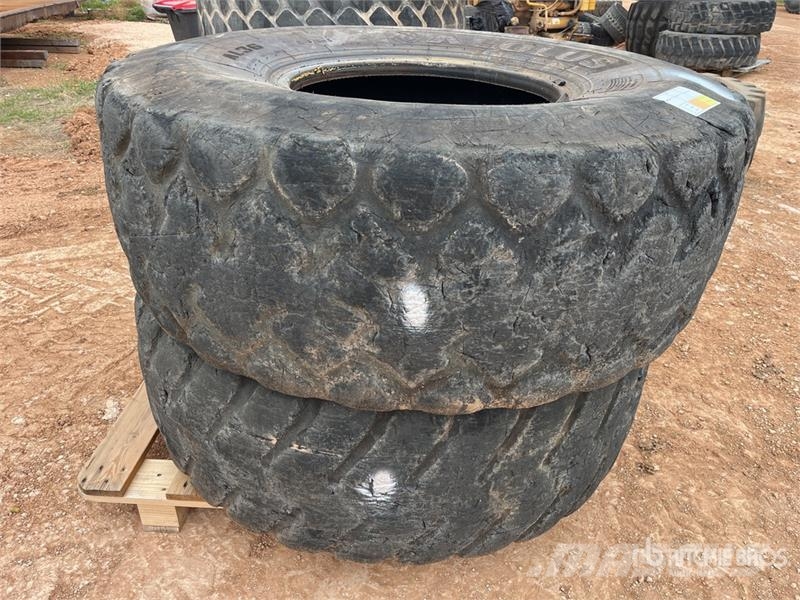 Quantity of (2) 20.5R25 Tires Tekerlekler