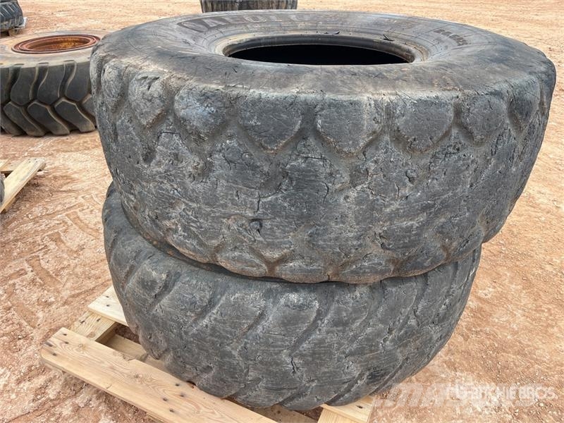 Quantity of (2) 20.5R25 Tires Tekerlekler