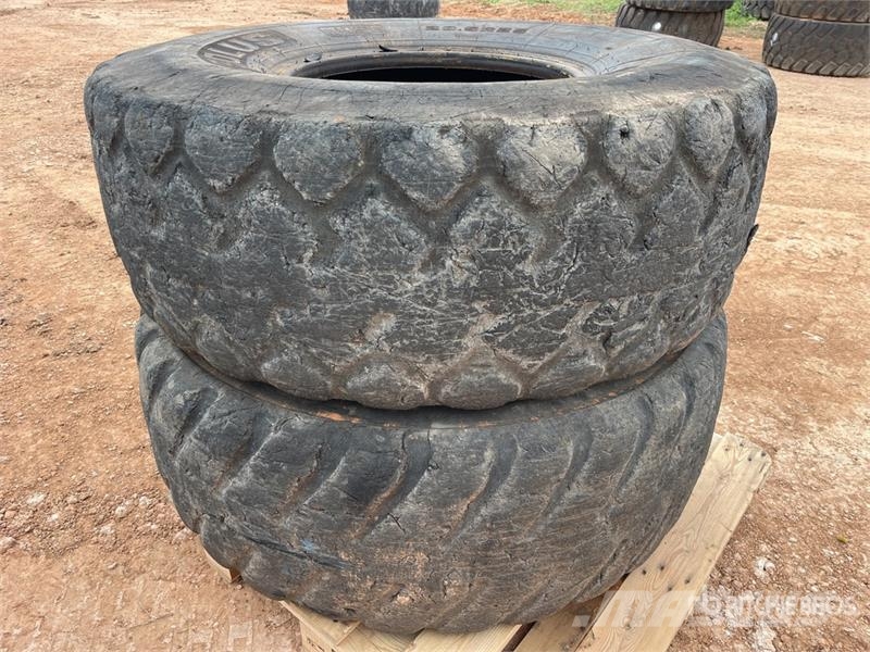Quantity of (2) 20.5R25 Tires Tekerlekler