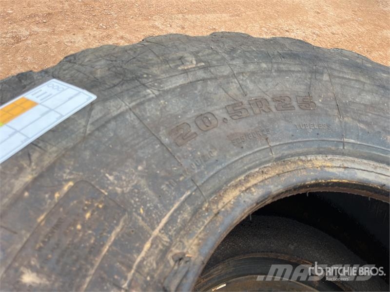 Quantity of (2) 20.5R25 Tires Tekerlekler