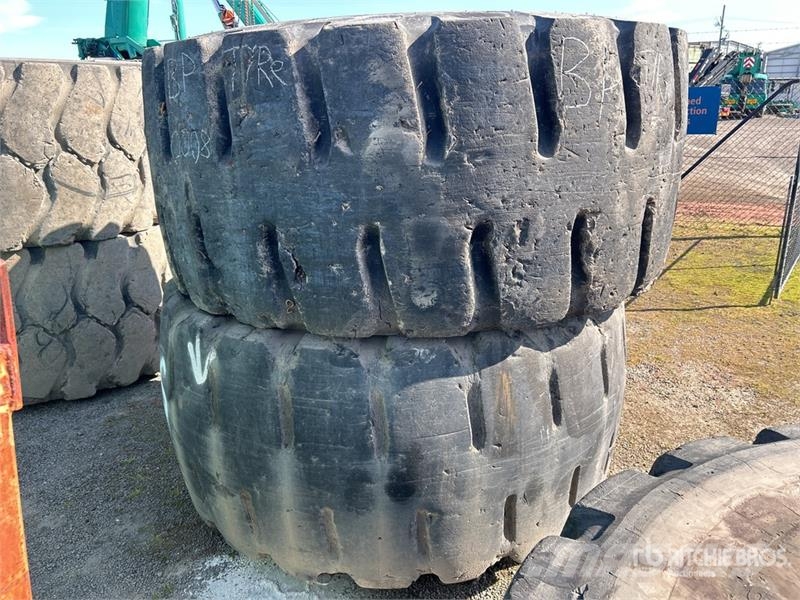 Quantity of (2) 35/65R33 Tires Gume, kolesa in platišča