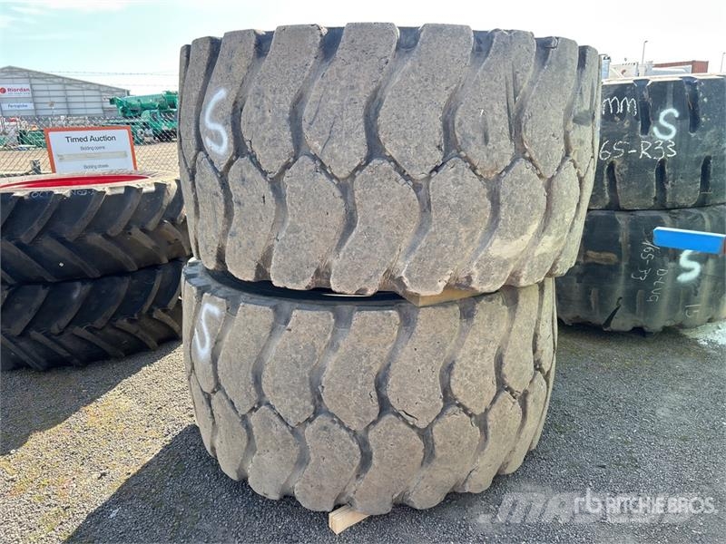 Quantity of (2) 35/65R33 Tires Gume, kolesa in platišča