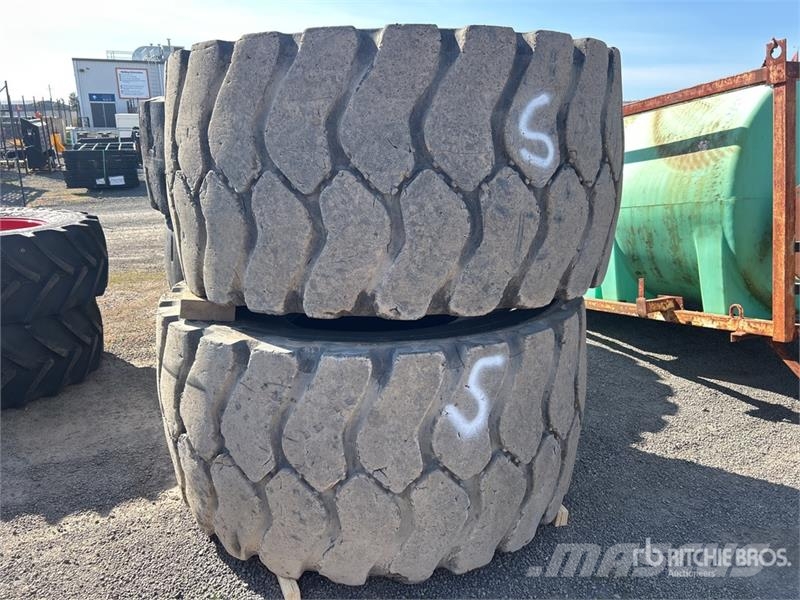 Quantity of (2) 35/65R33 Tires Gume, kolesa in platišča