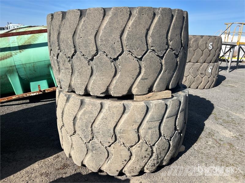 Quantity of (2) 35/65R33 Tires Gume, kolesa in platišča