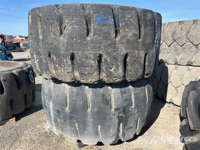 Quantity of (2) 35/65R33 Tires Gume, kolesa in platišča
