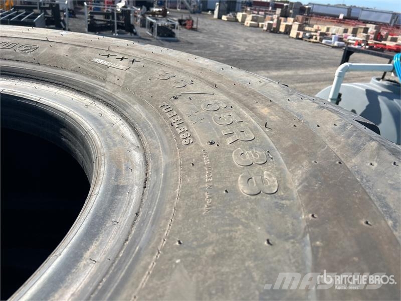 Quantity of (2) 35/65R33 Tires Gume, kolesa in platišča
