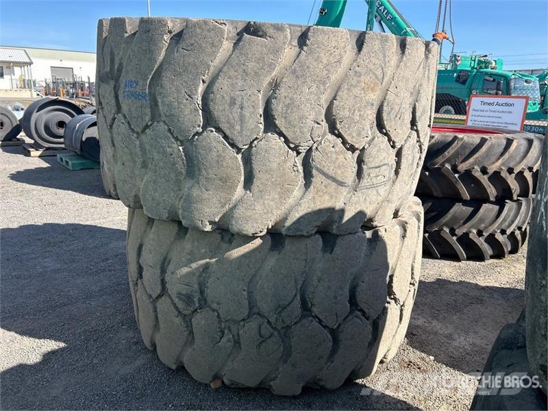 Quantity of (2) 35/65R33 Tires Gume, kolesa in platišča
