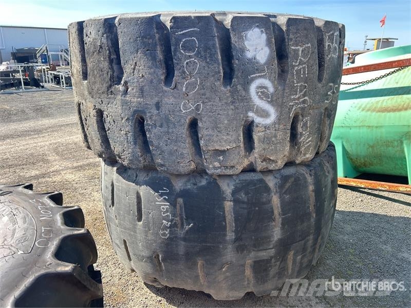 Quantity of (2) 35/65R33 Tires Gume, kolesa in platišča