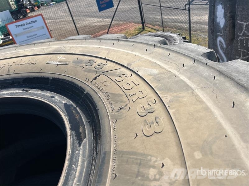 Quantity of (2) 35/65R33 Tires Gume, kolesa in platišča