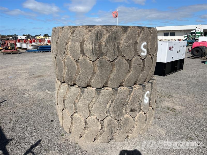 Quantity of (2) Bridgestone 35/65R33 Tires Gume, točkovi i felne