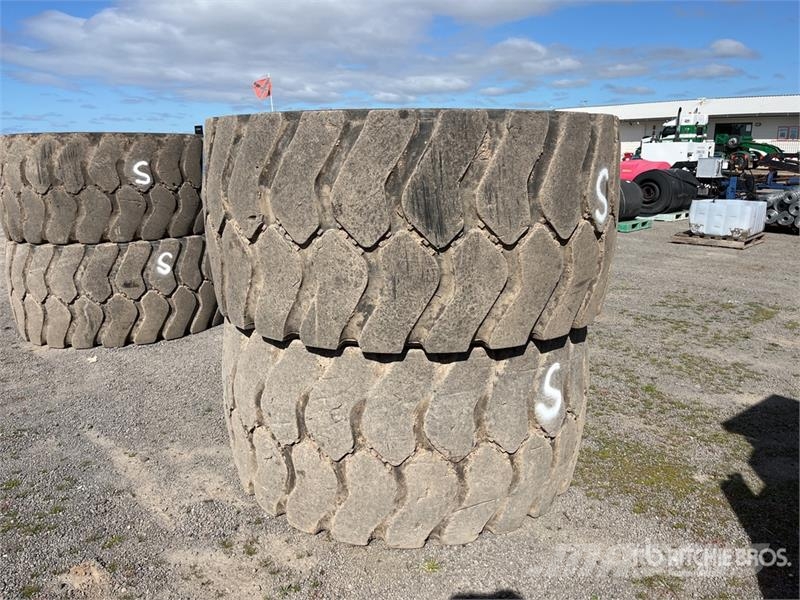 Quantity of (2) Bridgestone 35/65R33 Tires Gume, točkovi i felne