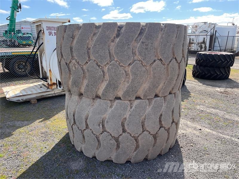 Quantity of (2) Bridgestone 35/65R33 Tires Gume, točkovi i felne