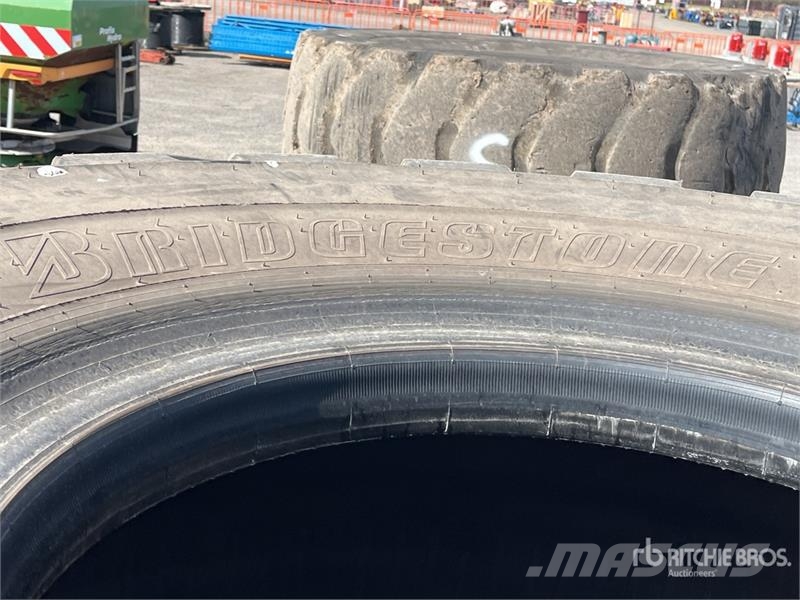 Quantity of (2) Bridgestone 35/65R33 Tires Gume, točkovi i felne