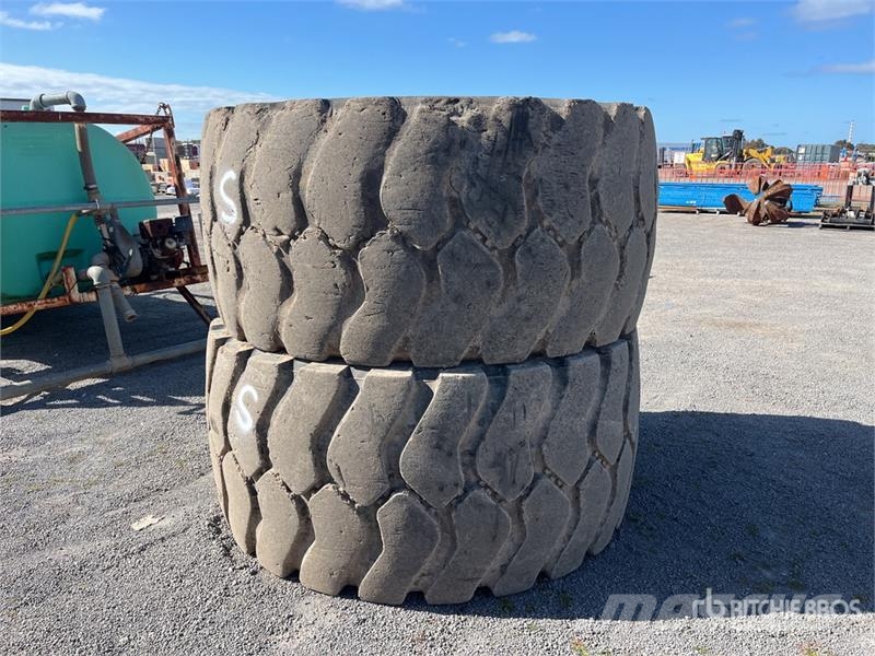 Quantity of (2) Bridgestone 35/65R33 Tires Gume, točkovi i felne