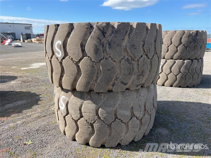 Quantity of (2) Bridgestone 35/65R33 Tires Gume, točkovi i felne