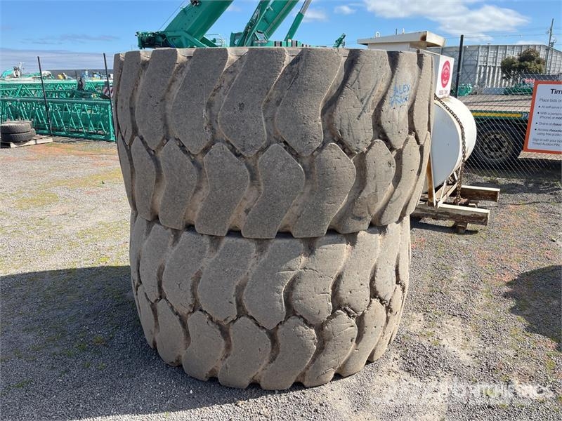 Quantity of (2) Bridgestone 35/65R33 Tires Gume, točkovi i felne