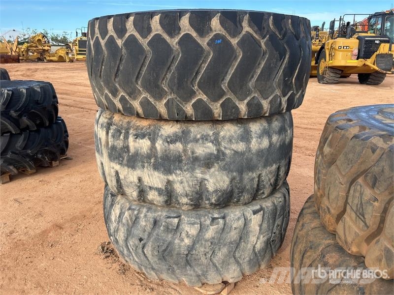Quantity of (3) 23.5R25 Tires Opony, koła i felgi