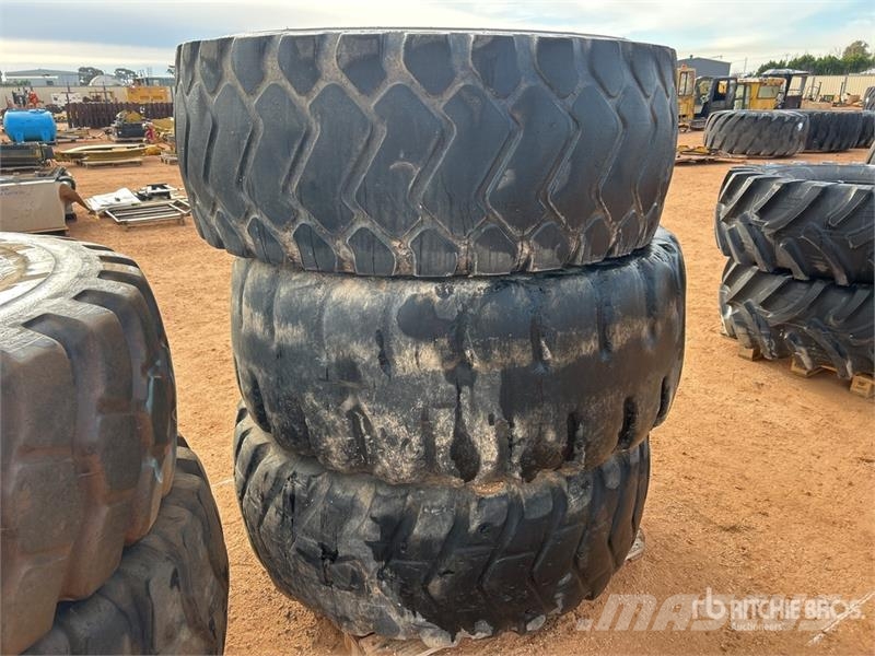 Quantity of (3) 23.5R25 Tires Opony, koła i felgi