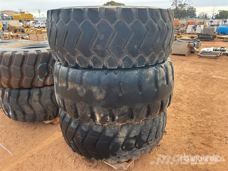 Quantity of (3) 23.5R25 Tires Opony, koła i felgi