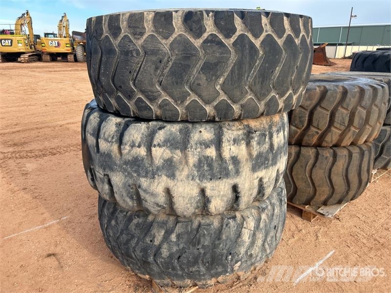 Quantity of (3) 23.5R25 Tires Opony, koła i felgi