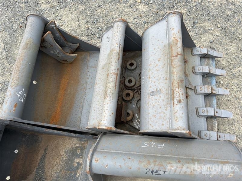  Quantity of (3) Digging & (2) Cleanup Excavator Bu Buckets
