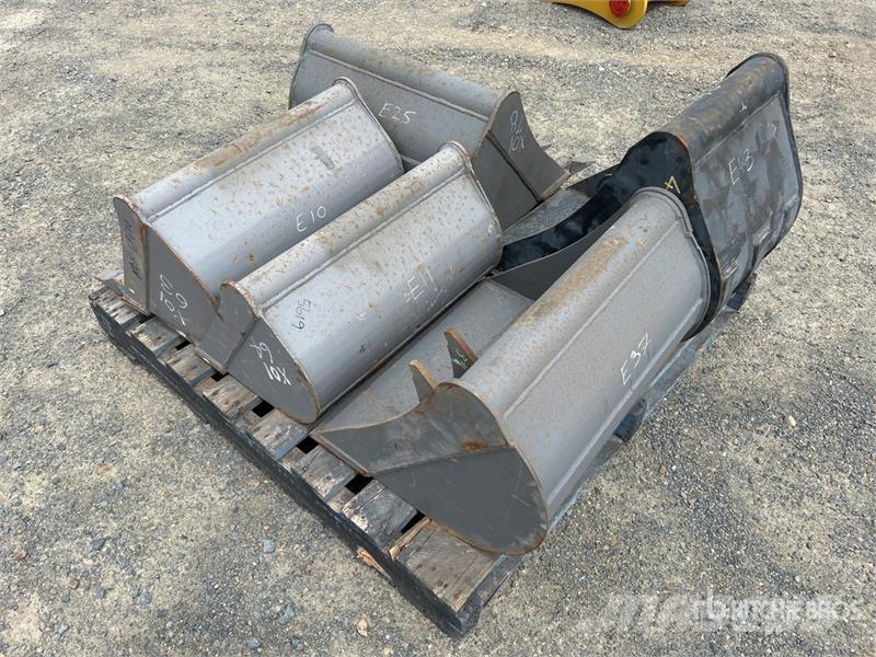  Quantity of (3) Digging & (2) Cleanup Excavator Bu Buckets