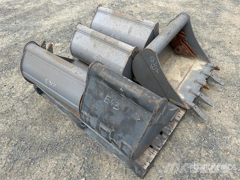  Quantity of (3) Digging & (2) Cleanup Excavator Bu Buckets