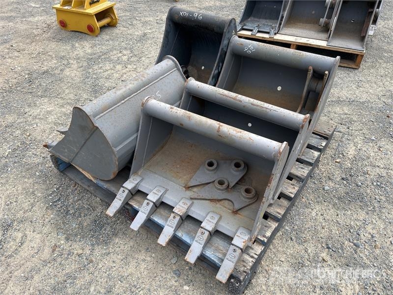  Quantity of (3) Digging & (2) Cleanup Excavator Bu Buckets