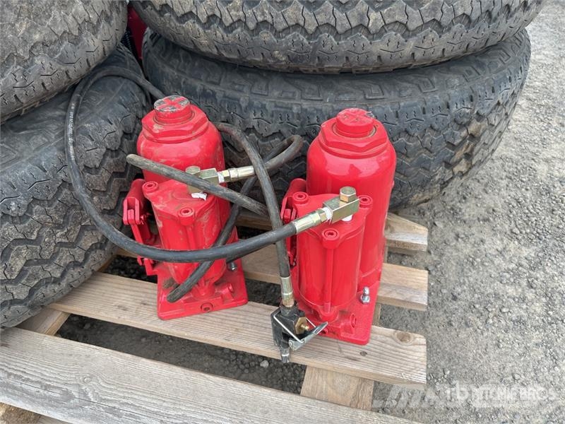  Quantity of (4) 20 Ton Truck Jack معدات البناء - غير ذلك