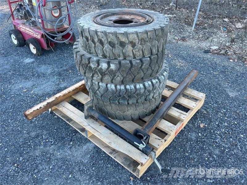 Quantity of (4) 7.00-15 Wheels Gume, točkovi i felne