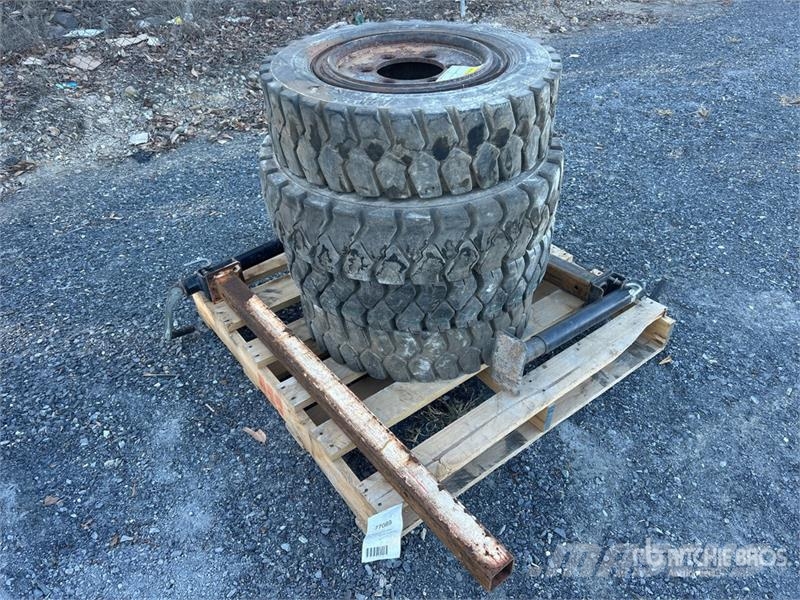 Quantity of (4) 7.00-15 Wheels Gume, točkovi i felne