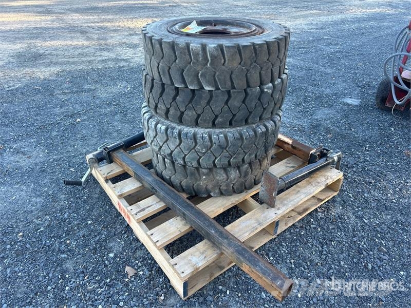 Quantity of (4) 7.00-15 Wheels Gume, točkovi i felne