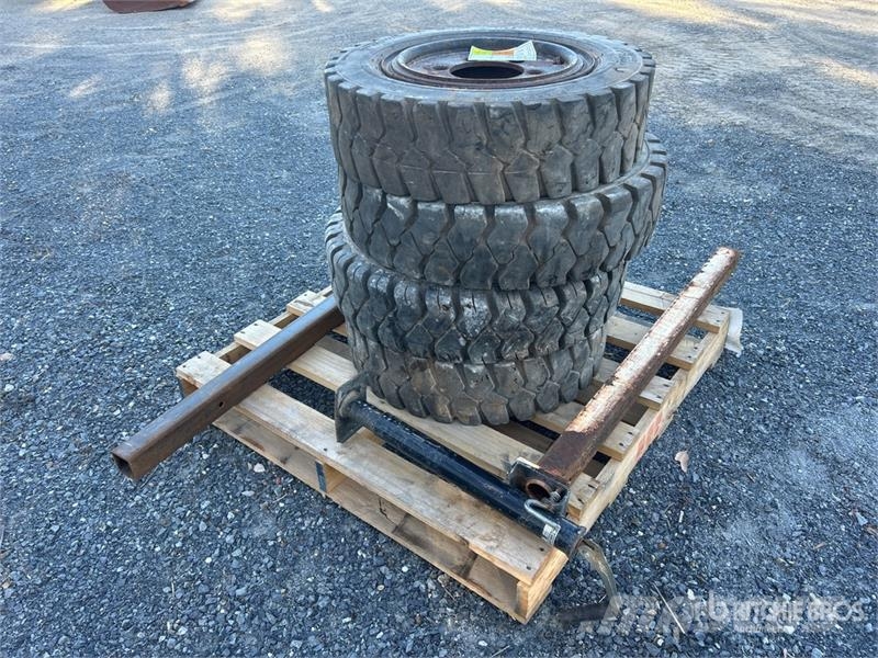 Quantity of (4) 7.00-15 Wheels Gume, točkovi i felne