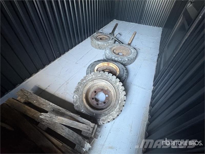 Quantity of (4) Bobcat Wheels タイヤ、ホイル、リム