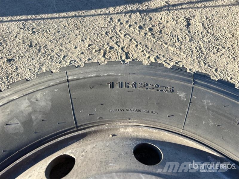  Quantity of (5) 11R22.5 Tires Tyres, wheels and rims