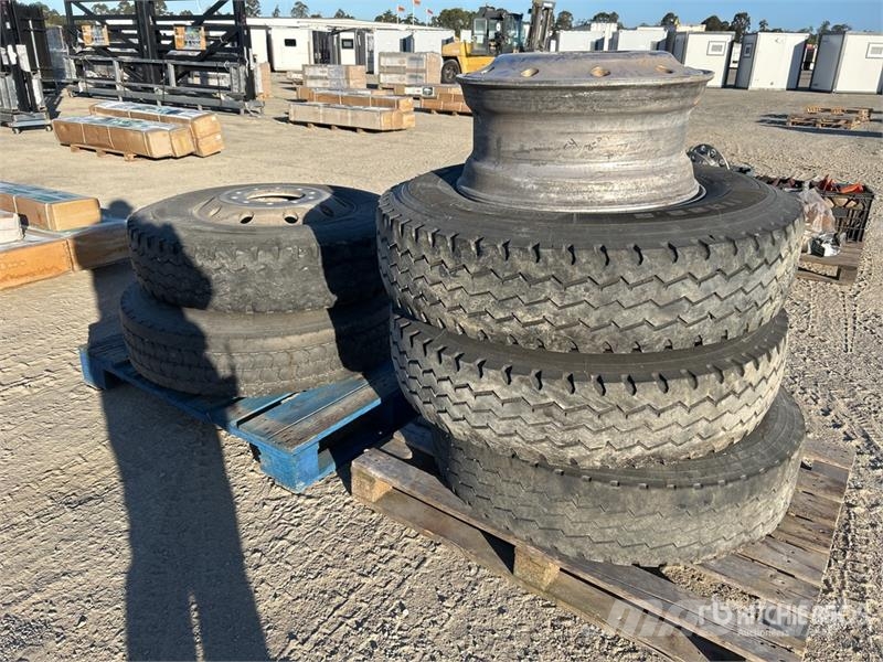  Quantity of (5) 11R22.5 Tires Tyres, wheels and rims