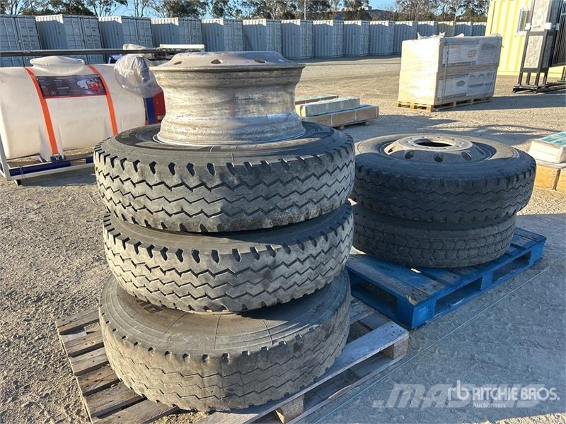  Quantity of (5) 11R22.5 Tires Tyres, wheels and rims