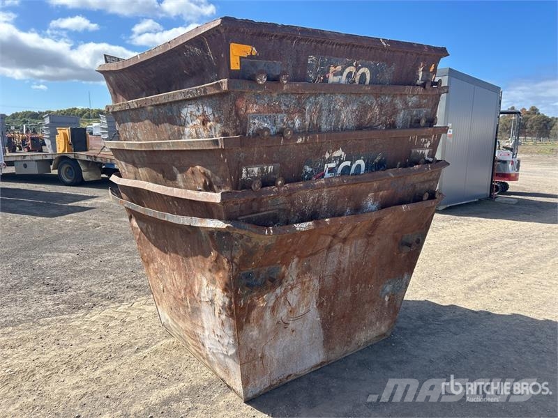  Quantity of (5) 3 m3 Skip Waste Container معدات البناء - غير ذلك