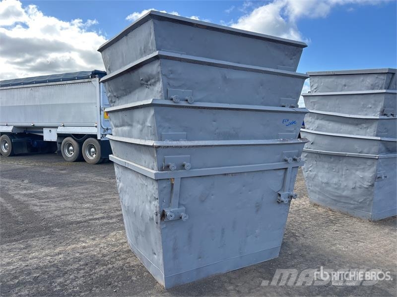  Quantity of (5) 3 m3 Skip Waste Container معدات البناء - غير ذلك