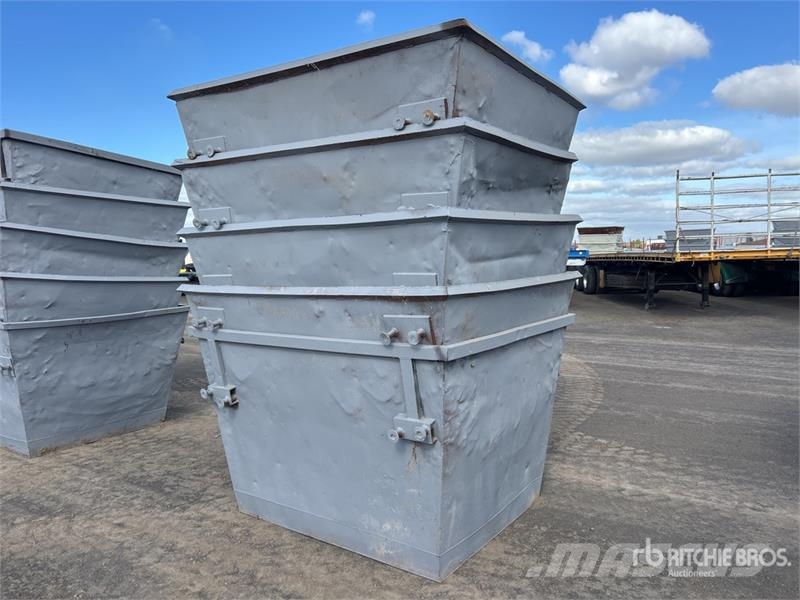  Quantity of (5) 3 m3 Skip Waste Container معدات البناء - غير ذلك