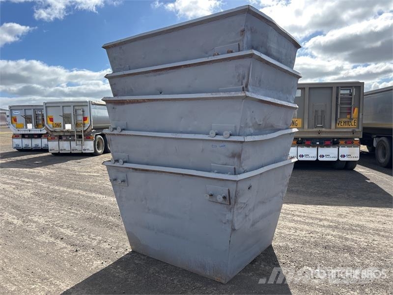  Quantity of (5) 3 m3 Skip Waste Container معدات البناء - غير ذلك