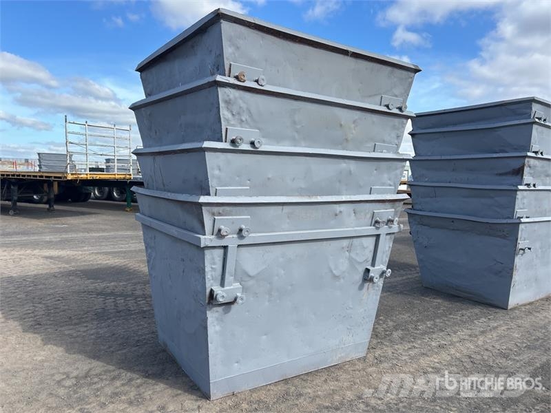  Quantity of (5) 3 m3 Skip Waste Container معدات البناء - غير ذلك