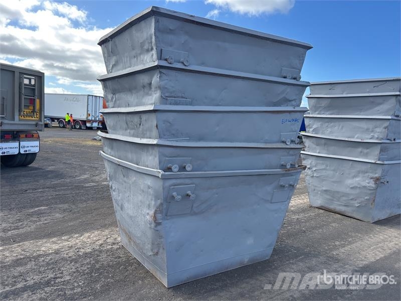  Quantity of (5) 3 m3 Skip Waste Container معدات البناء - غير ذلك