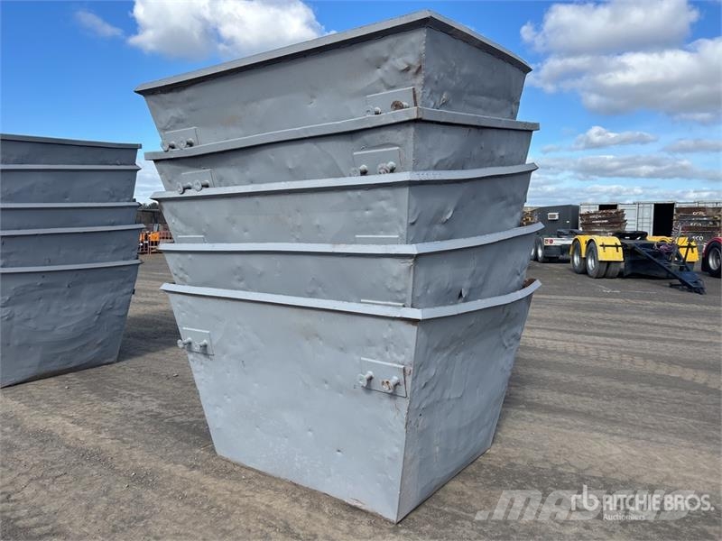  Quantity of (5) 3 m3 Skip Waste Container معدات البناء - غير ذلك