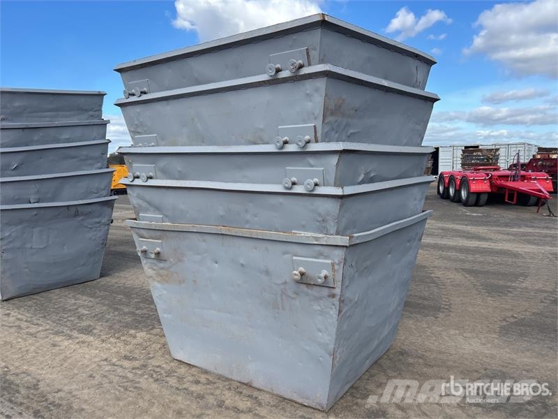  Quantity of (5) 3 m3 Skip Waste Container معدات البناء - غير ذلك
