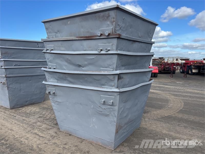 Quantity of (5) 3 m3 Skip Waste Container Costruzioni - Altro